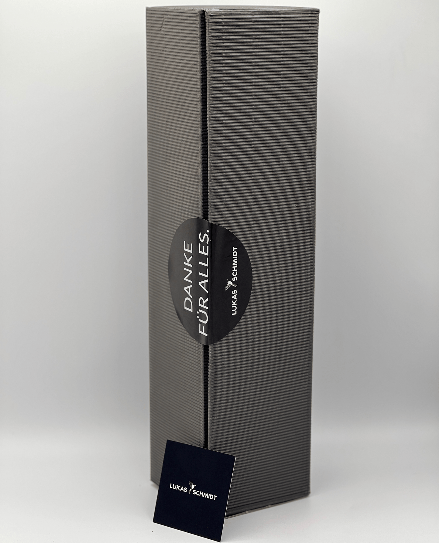 
                  
                    LUKAS SCHMIDT - Paket | "Dinner for One" | Cuvee Rot & hausgemachtes Meersalz in der Geschenkbox - Lukas Schmidt Wein
                  
                