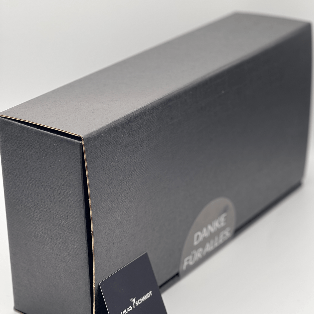 
                  
                    LUKAS SCHMIDT - Paket | "Hochgenuss" | Nuss & Weinbergspfirsich in der Geschenkbox - LUKAS SCHMIDT® Premium Weine
                  
                