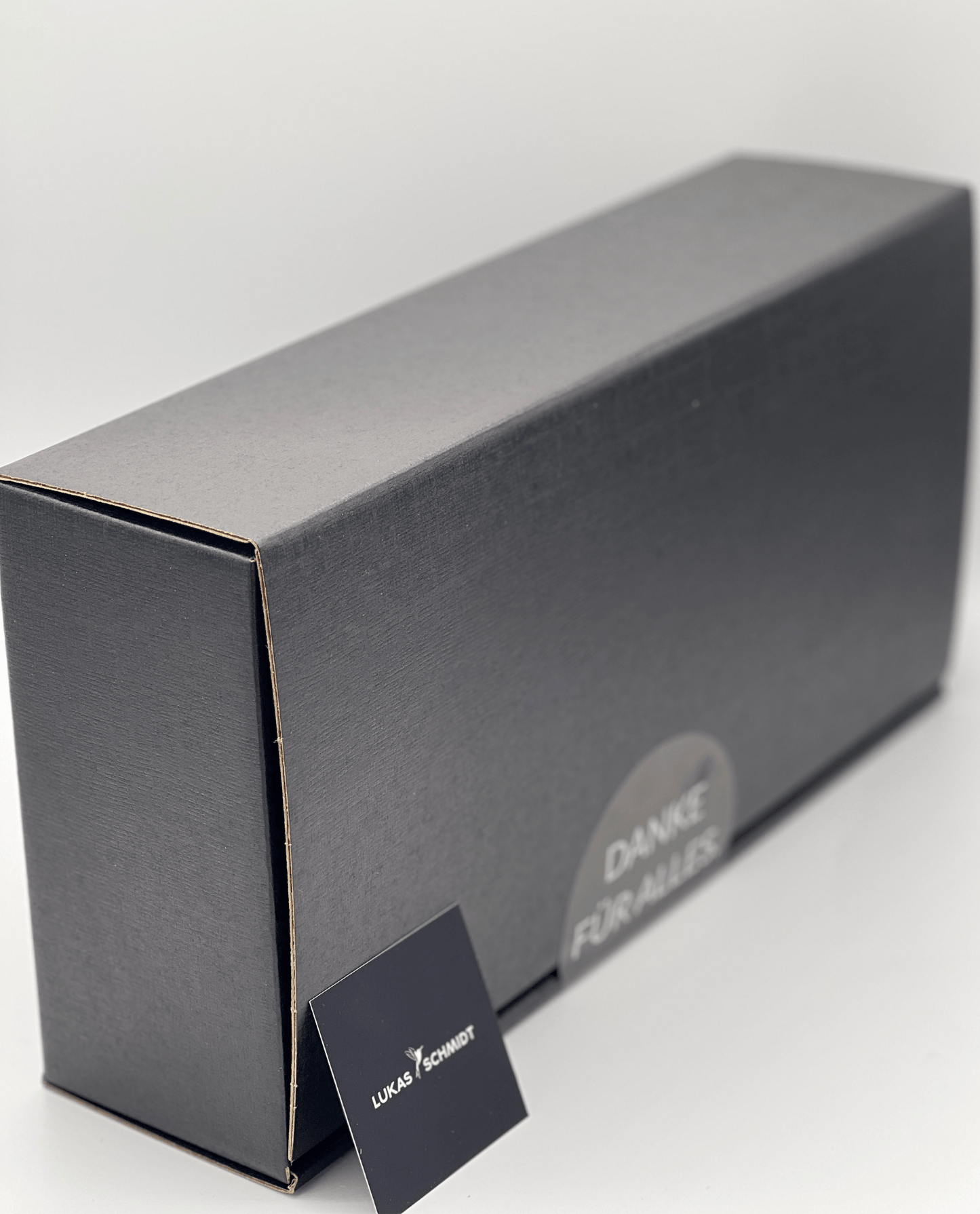 
                  
                    LUKAS SCHMIDT - Paket | "Hochgenuss" | Nuss & Weinbergspfirsich in der Geschenkbox - LUKAS SCHMIDT® Premium Weine
                  
                