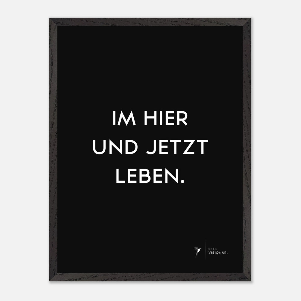 
                  
                    IM HIER UND JETZT LEBEN Premium - Poster aus halbmattem Premium - Papier mit Holzrahmen 45x60 cm - Lukas Schmidt Wein
                  
                
