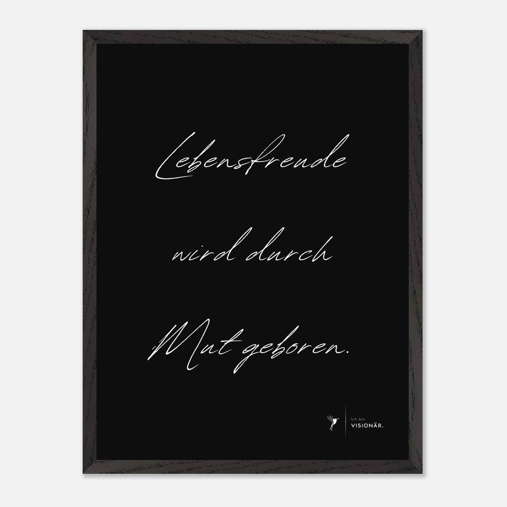 LEBENSFREUDE WIRD DURCH MUT GEBOREN Premium - Poster aus halbmattem Premium - Papier mit Holzrahmen 45x60 cm - Lukas Schmidt Wein