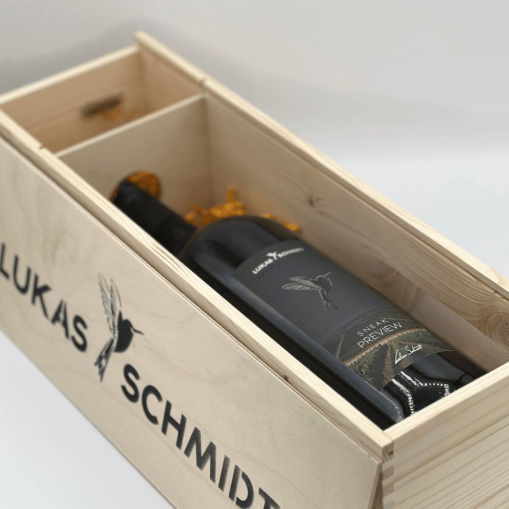 LUKAS SCHMIDT - Paket | "Big Bottle Überraschung." | Eine 1,5l Magnumflasche Sneak Preview in der wertvollen Holzbox - Lukas Schmidt Wein